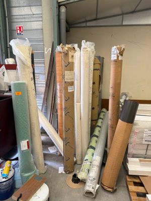 de nombreux rouleaux de papier par terre dans un entrepôt