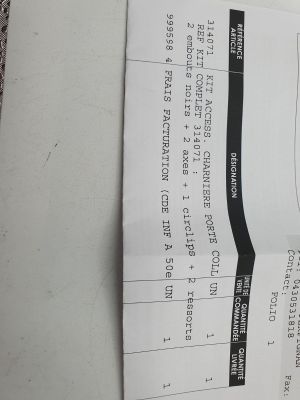 un gros plan sur un ticket de caisse posé sur une table à côté d'un téléphone portable