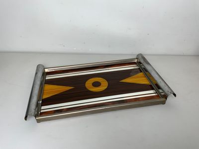 un plateau en bois orné d'un motif marron et blanc
