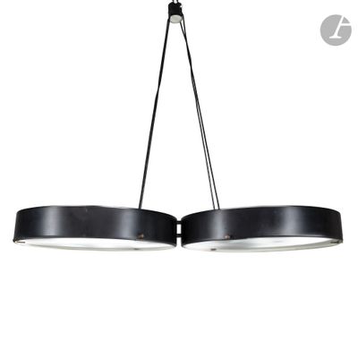 une paire de suspensions noires accrochées au plafond