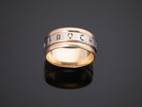 un gros plan d'une bague en or ornée de chiffres romains