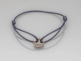 gros plan d'un bracelet sur une surface blanche