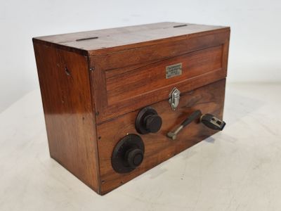 une petite boîte en bois sur laquelle est accrochée une clé