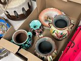 une boîte de vases posée sur une table, à côté d'autres objets