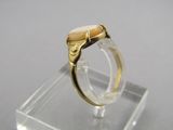 une image représentant une bague en or sertie d'une pierre blanche