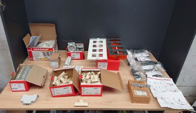 une table sur laquelle sont posées de nombreuses boîtes de nourriture