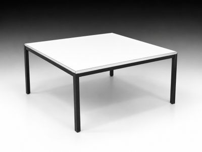 une table blanche avec des pieds noirs et un plateau blanc