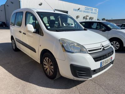 la camionnette blanche est garée dans le parking à côté d'autres voitures