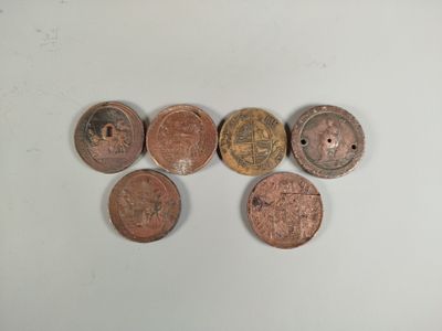 six types de pièces différents sont disposés en rangée sur une table