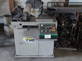 une machine qui se trouve à l'intérieur d'un garage