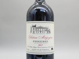 une bouteille de vin rouge posée sur une table blanche