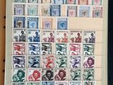 de nombreux timbres différents sur les pages d'un livre