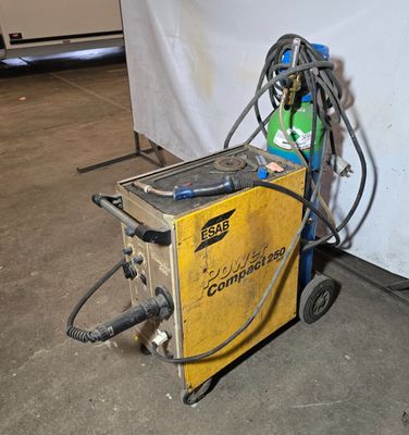 une machine posée sur le sol du garage