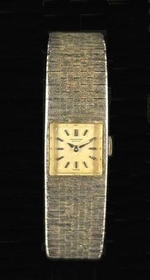 une image d'une montre-bracelet au cadran doré