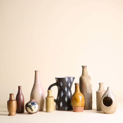 de nombreux types de vases différents posés sur une table