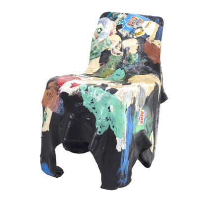 une chaise en forme d'éléphant fabriquée à partir d'un morceau de bois