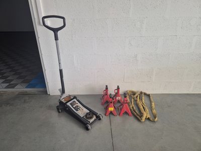 tools that are sitting on the ground next to a wall