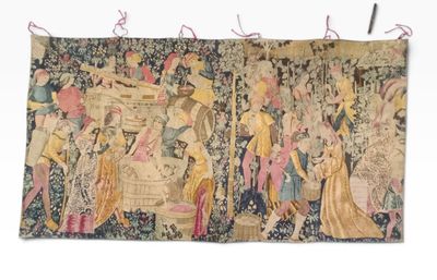 une image représentant une tapisserie accrochée à un mur, avec un groupe de personnes