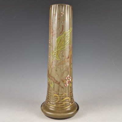 un vase en verre avec un motif floral