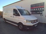 la camionnette blanche est garée devant un bâtiment