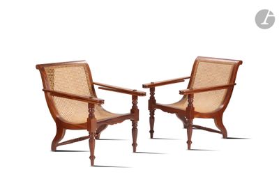 paire de chaises avec des dossiers en rotin et des dossiers en rotin de chaque côté