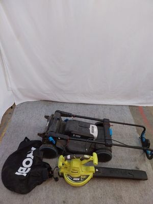 un sac posé par terre à côté d'une paire de skis
