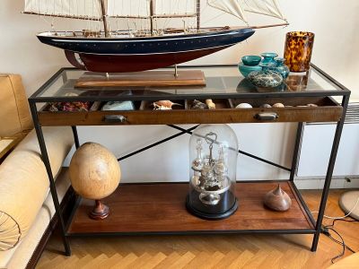 une petite table sur laquelle est posé un bateau