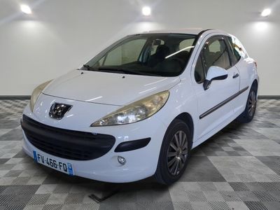 la photo d'une voiture blanche garée dans un garage