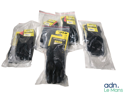 quatre sachets de cheveux noirs posés sur une surface blanche