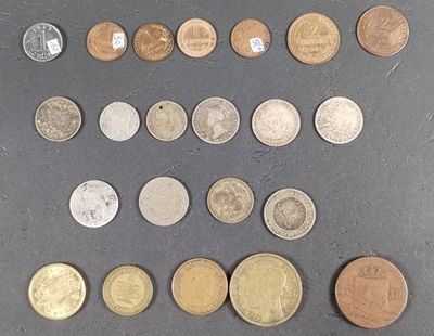 beaucoup de pièces qui sont sur la table