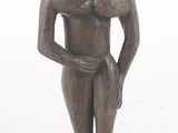 une image représentant une statue en bois d'un homme, les mains sur les hanches