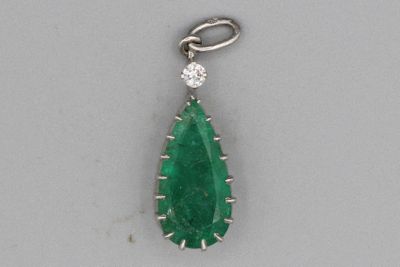 un pendentif en émeraude et diamants