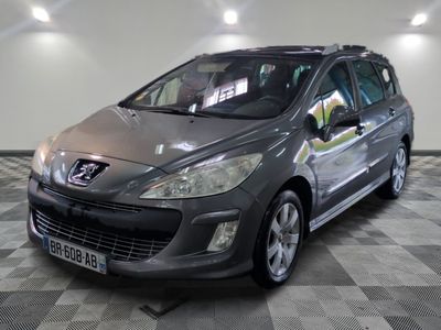 voiture grise garée sur un sol en dalles à damier dans un garage