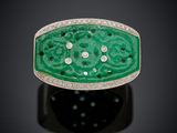 une bague en jade et diamants
