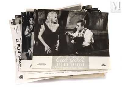 une pile d'affiches de films anciens posées sur une table