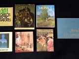 beaucoup de livres posés sur une table noire