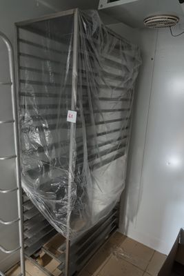 une photo d'une pièce dans laquelle se trouvent un lit et une échelle