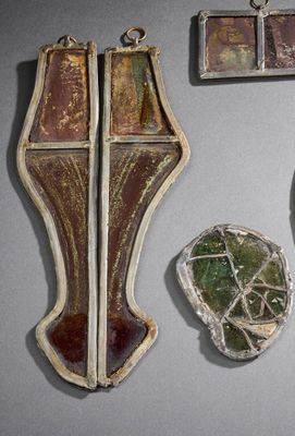 Fragment de vitrail peint en grisaille représentant une tête…