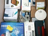 une boîte remplie d'appareils électroniques qui s'y trouvent