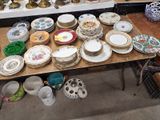 plusieurs assiettes et bols sur une table dans une pièce