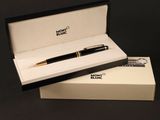 un stylo qui se trouve dans une boîte sur une table