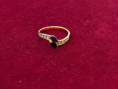 une bague en or sertie d'une pierre noire et de diamants