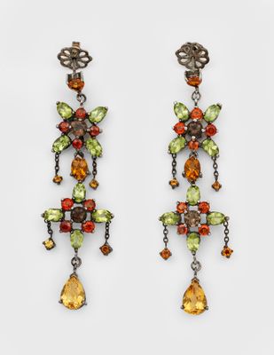 une photo d'une paire de boucles d'oreilles ornées de pierres multicolores