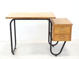 un bureau en bois avec une structure métallique et un tiroir