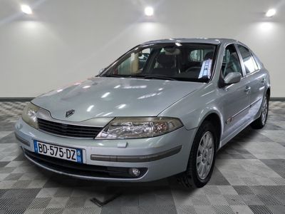 la photo d'une voiture argentée garée dans un garage
