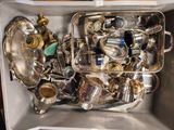 une boîte remplie d'objets en argent posée sur une table