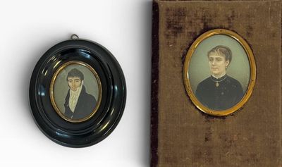 une vieille photo représentant un homme et une femme en robe noire