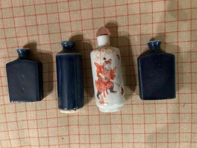 trois petits vases posés l'un à côté de l'autre sur une table