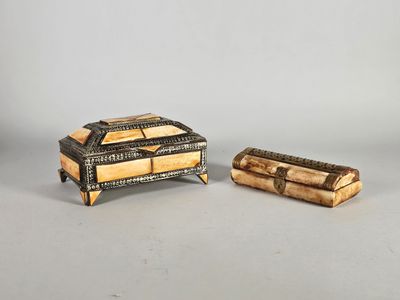 deux petites boîtes en bois posées l'une à côté de l'autre sur une table