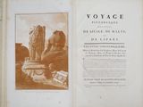 un vieux livre avec, au milieu, l'image d'une statue